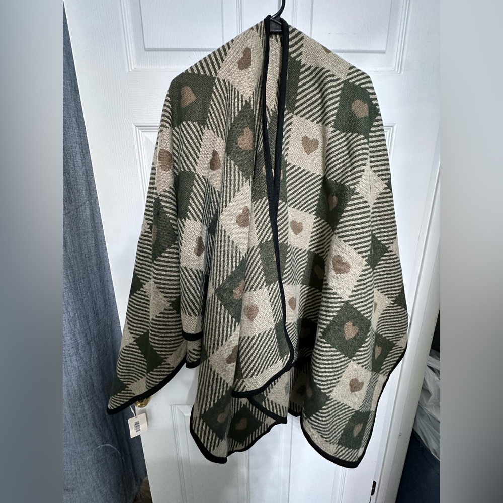 Green and Cream Heart Patterned Women's poncho Sweater